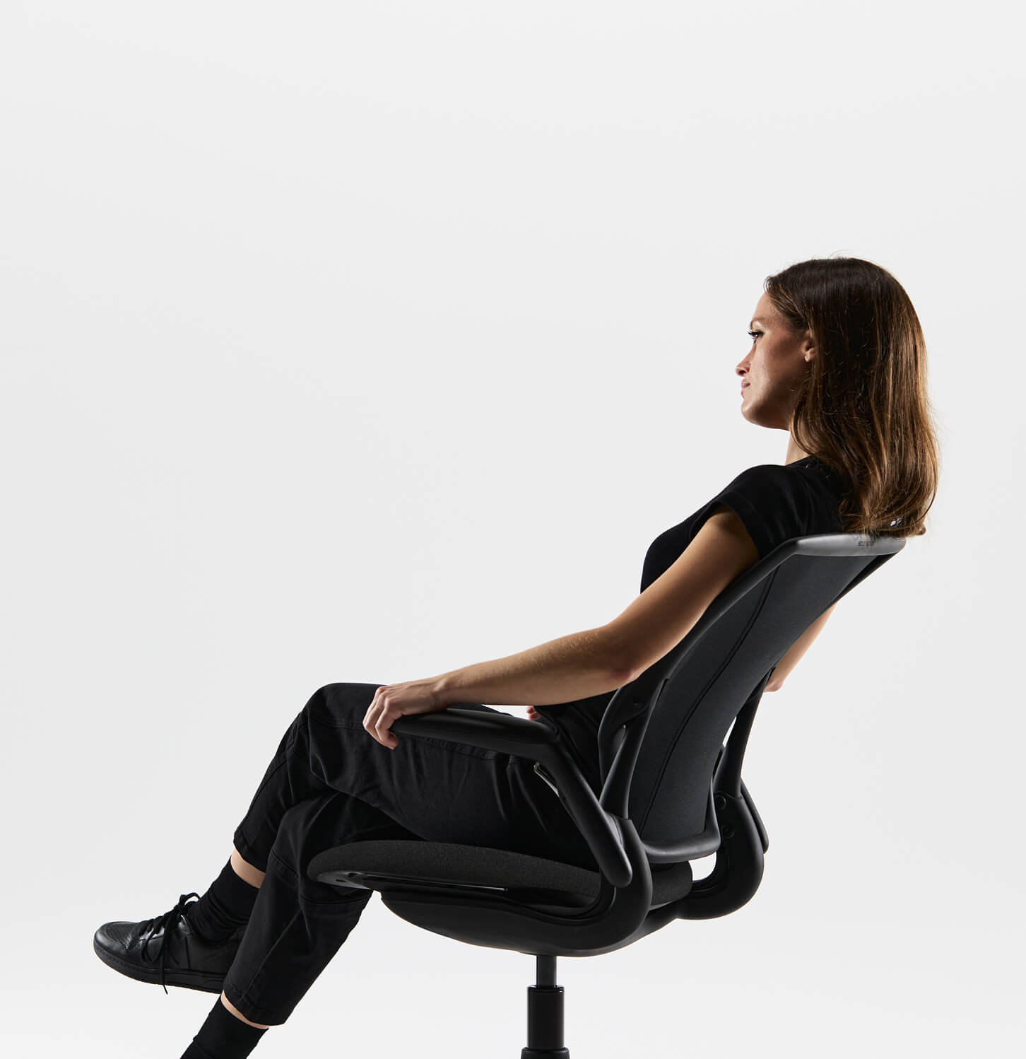 Femme assise sur la chaise World LM
