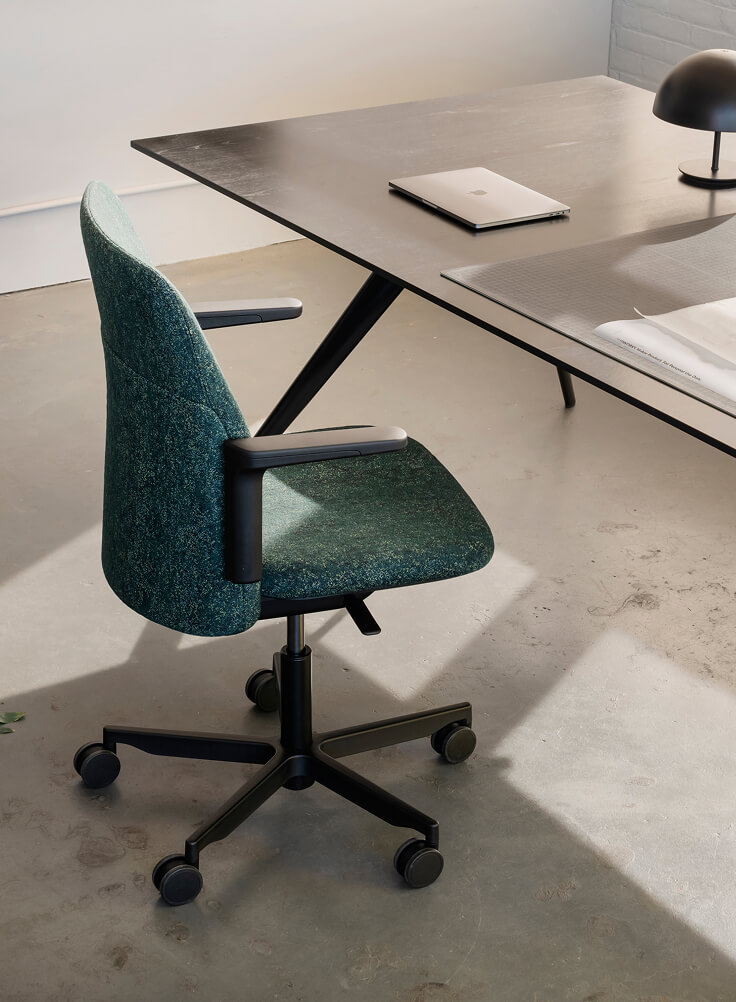 Chaises de la collection Ocean fabriquées à partir de plastique océanique recyclé
